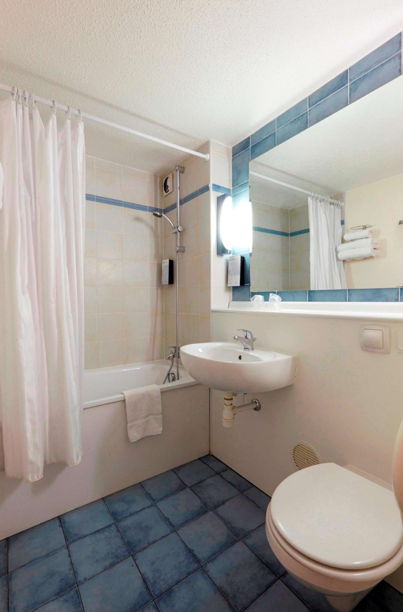 Kyriad Direct Ouest - Zenith Hotel 2*